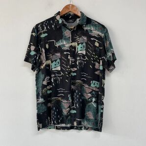 Bershka 半袖シャツ 抽象柄 ブラック系