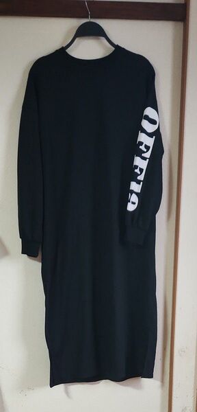 OFF19 ロゴ入りワンピース 黒 ゆったりデザイン