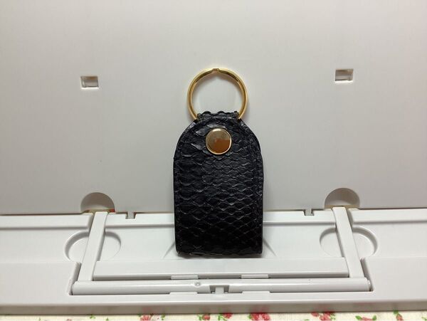 【未使用】キーホルダー 蛇革 革製 ヘビ革 革 キーリング ブラック 黒 革キーホルダー