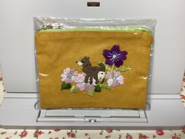 【未使用】刺繍ポーチ 刺繍 柴犬 フラワーモチーフ 薄型ポーチ 小物入れ フラットポーチ 薄型 日本製