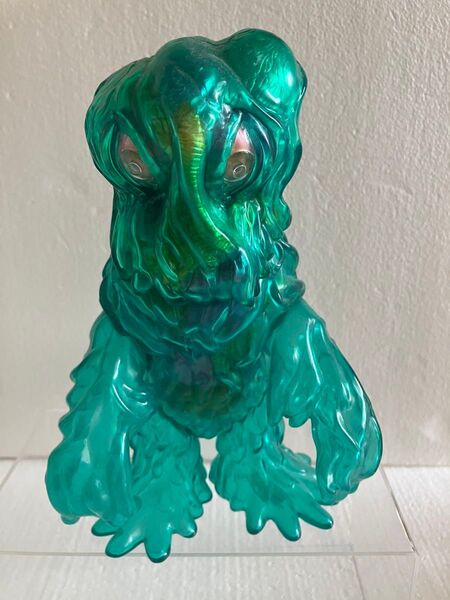 ヘドラのフィギュア。