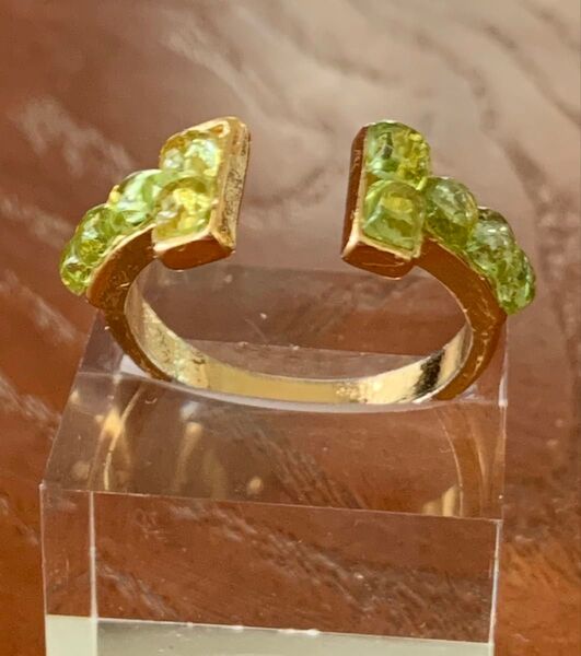 宝石質ペリドットがキラキラ!スクエアカボションを使ったTリング ハンドメイド