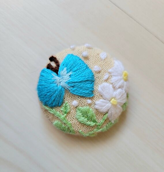 ◇匿名配送◇くるみボタン刺繍ブローチ 蝶々とお花 青 白 ハンドメイド 手刺繍