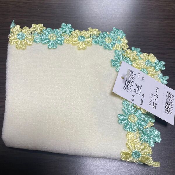 2枚目からお値引きいたします。 近沢レース タオルハンカチ【花花】