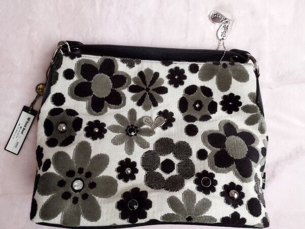 シンクビー ハンドバッグbagショルダーバッグ2Way新品 Think Bee!花柄模様ハートチャーム付きブラック黒グレー