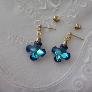 送料無料♪スワロフスキー♪ピアス♪クロス♪ブルー系♪クリスタルバミューダブルー