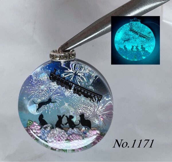 レジン/幻想の夜空と子猫達 花火 紫陽花 蓄光 オルゴナイトネックレス