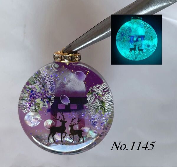 レジン/藤の花と鳥居と親子鹿 蓄光 オルゴナイトネックレス