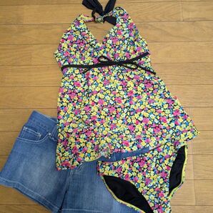 小花柄ホルターネック水着とデニムショートパンツ セット