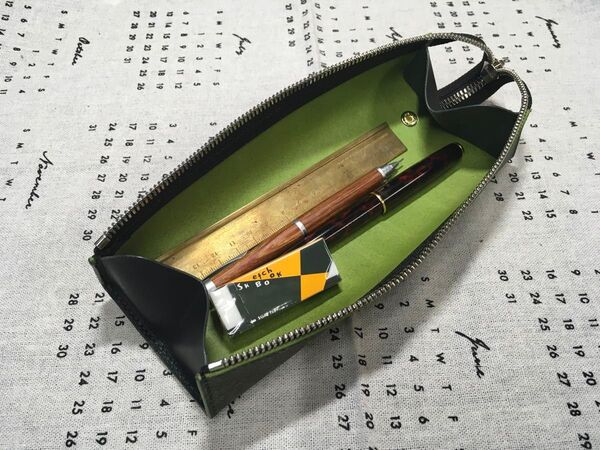 トレイにもなるペンケース 本革手縫い(瀬戸内レザーデニム緑×黒×深緑×エクセラ)