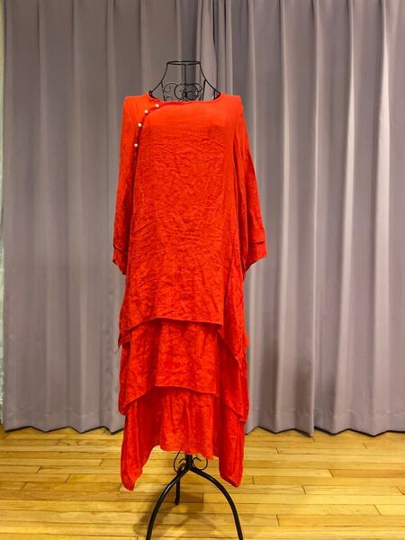 着心地良いです♪ 鮮やかな赤色ワンピース パールボタン ティアード