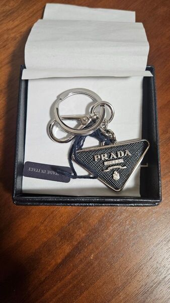 【新品未使用】PRADA サフィアーノ キーリング トライアングル