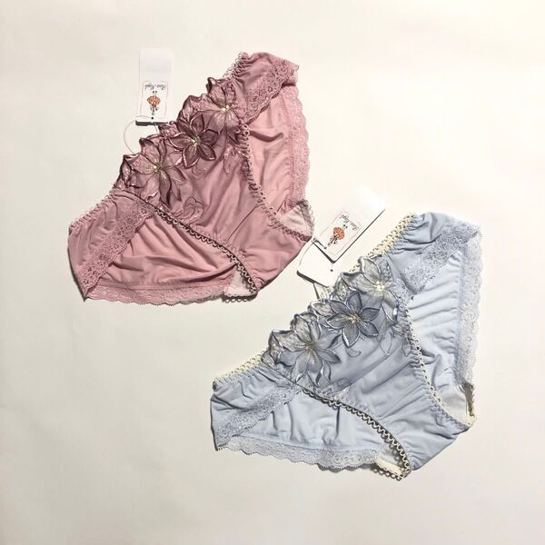 【Risa Magli】《入浴剤1袋付き》少し大人のフラワー刺繍 ピンクパープル・ブルー ノーマルショーツ 2枚セット Mサイズ♪