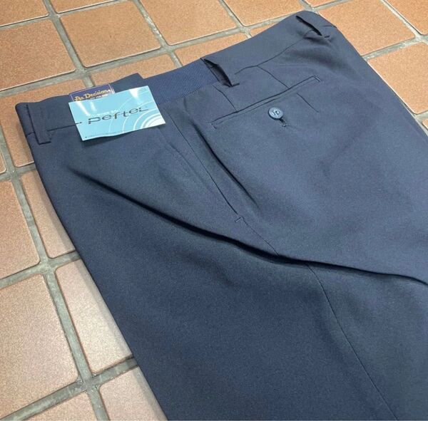 新品タグ付 メンズスラックス ゴルフパンツ ノータック ウエスト85 ゴム付 紺 ネイビー ポリエステル 春夏 ゴルフウエア