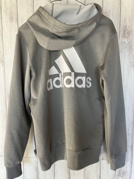 adidas パーカー グレー ロゴ入り スポーツウェア