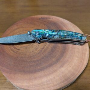 高級鋼材VG10鋼(V金10号)使用! ダマスカス鋼、鮮やかなアバロンシェルハンドル! フォールディングナイフ!