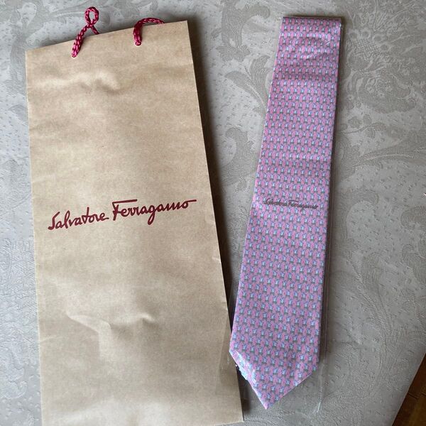 Salvatore Ferragamo ネクタイ ピンク ガンチーニ柄