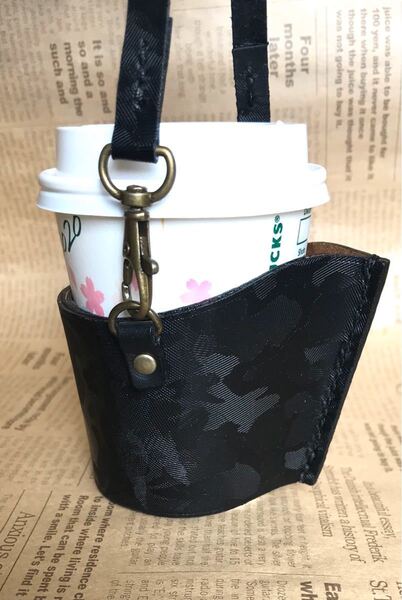 #7 牛革製カップホルダー(手縫い) ストラップ付き 黒系 迷彩柄