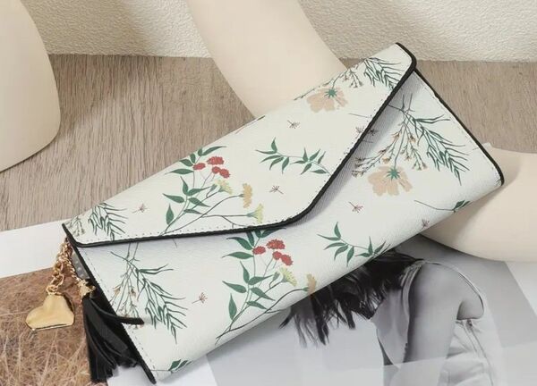 24時までの限定価格!花柄 長財布 レディース ホワイト タッセルチャーム付き