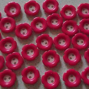 ピンクの花型ボタン。11.5㎜。50個。