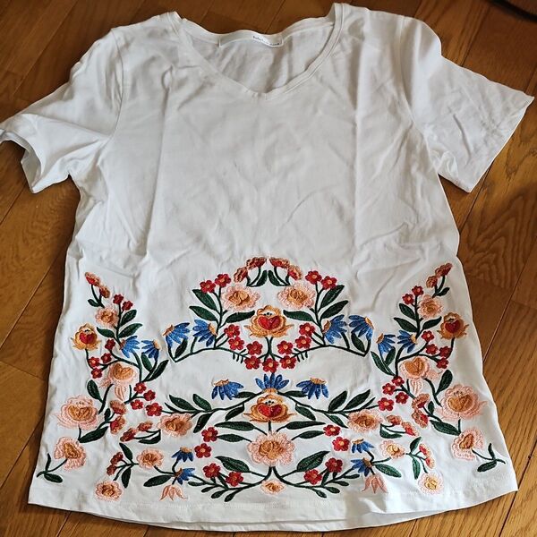 刺繍入りTシャツ ホワイト