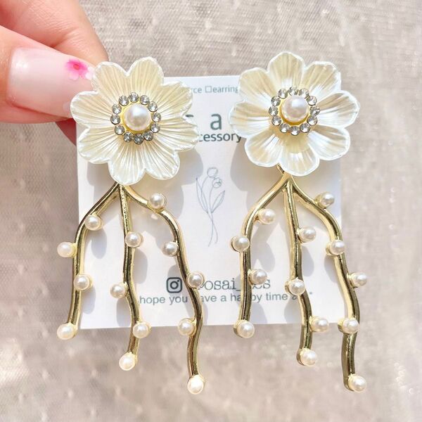 ホワイト フラワー ビジュー パール ピアス イヤリング ゴールド 白 花 金 揺れる 大ぶり ロング ステンレス 結婚式 キラキ