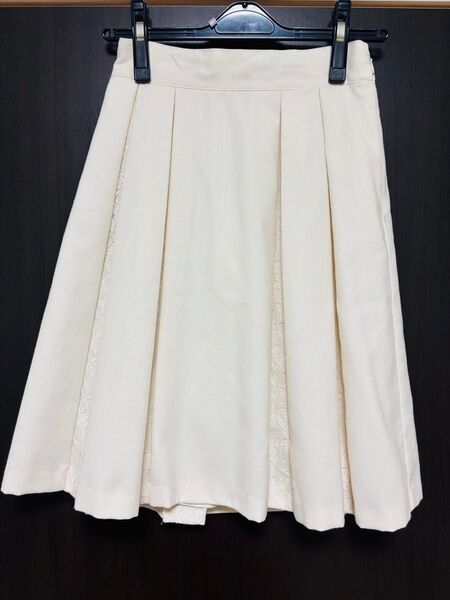 レストローズ Mサイズ レース 白 ホワイト 春秋冬向け 美品 フレアスカート 膝丈
