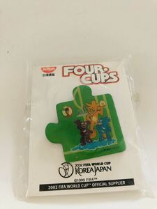 レア日清食品 FOUR.CUPS 2002FIFA WORLD CUP KOREAJAPAN ピンバッチ