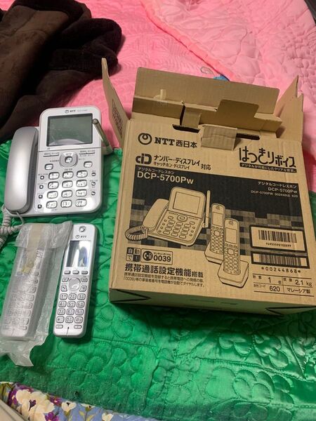 NTT西日本電話機 親機本体、子機2台 未使用 開封品 定価¥39600(税込)(電話機ブランドはパナソニックだと思います。)