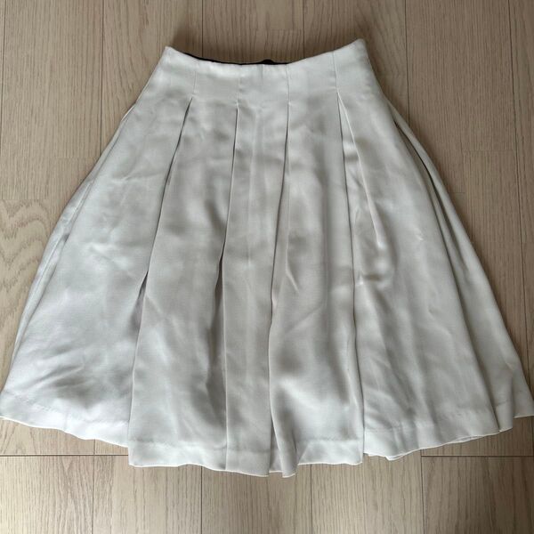 UNIQLO クレープタックスカート アイボリー S