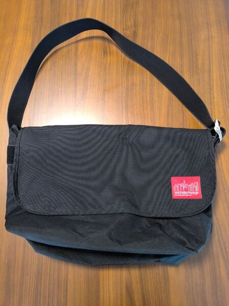 美品 Manhattan Portage メッセンジャーバッグ 黒 A4 B4 大容量 メンズ レディース 斜めがけバッグ