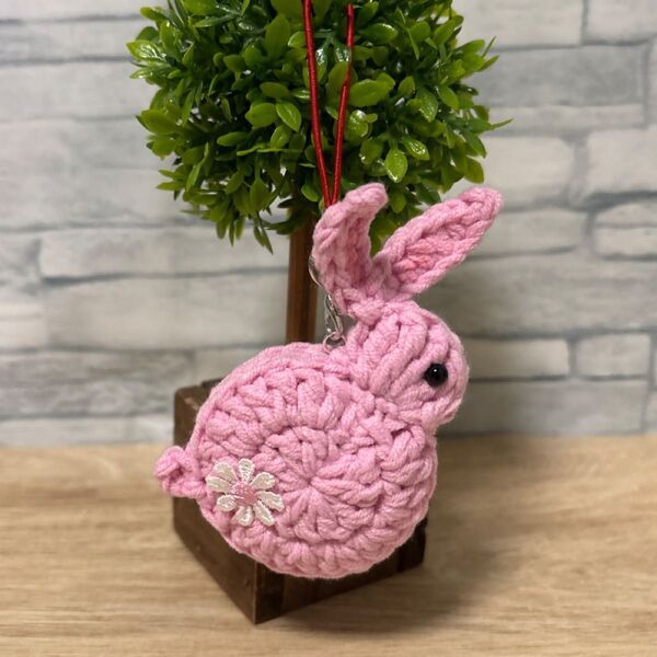 ペタンコウサギちゃん(ピンク系)のあみぐるみストラップ ハンドメイド