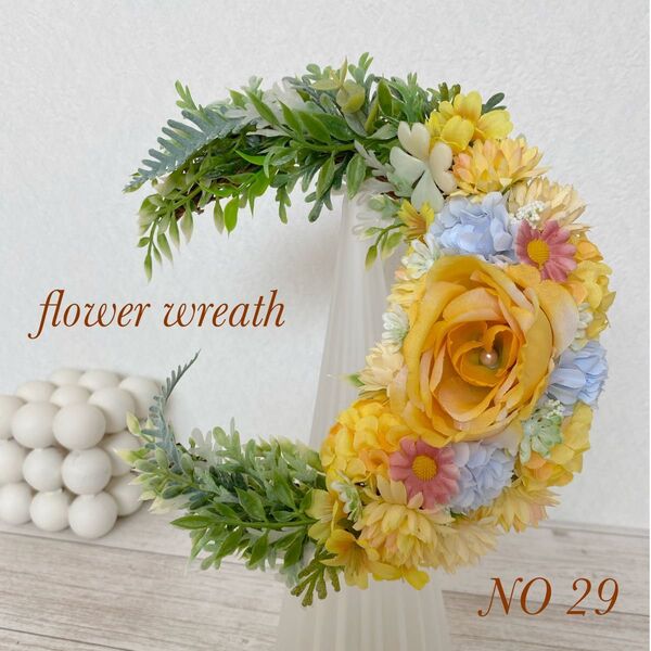 黄色お花がメイン水色とピンクのお花のワンポイント三日月リースNO 29♪