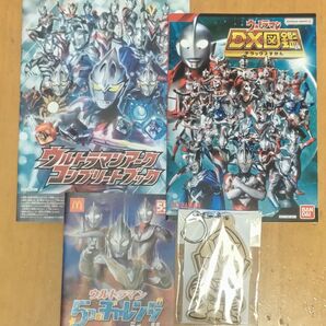新品未使用 ウルトラマンデッカー 木製キーホルダー ウルトラマンアーク コンプリートブック DX図鑑 シール ウルトラマントリガー