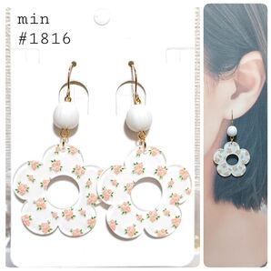 #1816 花柄レトロフラワーピアス〈ホワイト〉