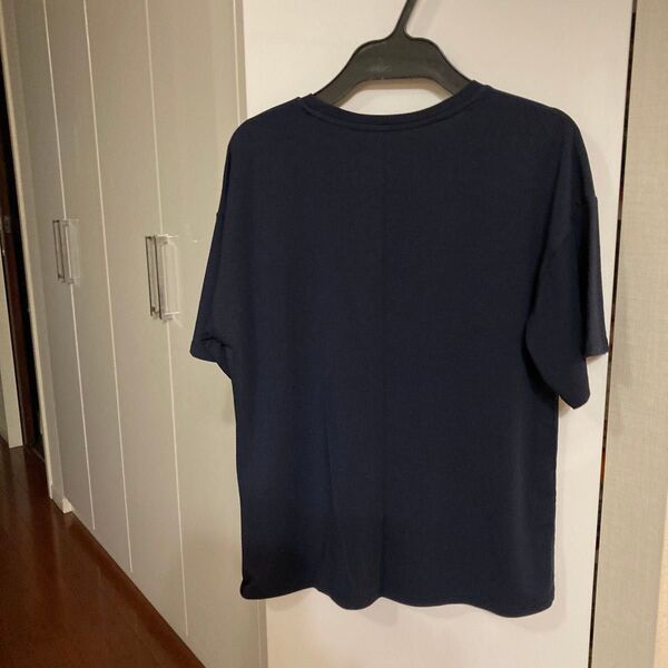 ネイビーの無地Tシャツ