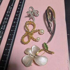 レトロなデザインの花とリボンのブローチセット。