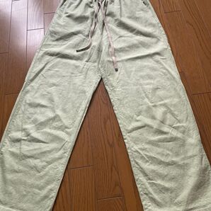 薄い色グリーンのパンツ