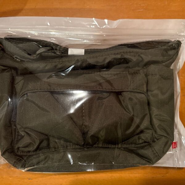 【新品未使用】UNIQLO マルチポケットミニバッグ ノベルティ カーキ バッグ ショルダーバッグ