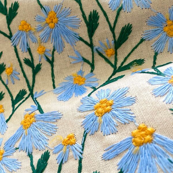 s3-hm▼138×50cm▼コットンリネン刺繍生地▼ヒナギク柄 水色 花柄 デイジー リバティ風 フラワー 立体感 ブルー