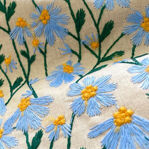 s3-hm▼138×50cm▼コットンリネン刺繍生地▼フラワー 水色 ブルー ヒナギク柄 ボタニカル 総柄刺繍 立体感 春夏
