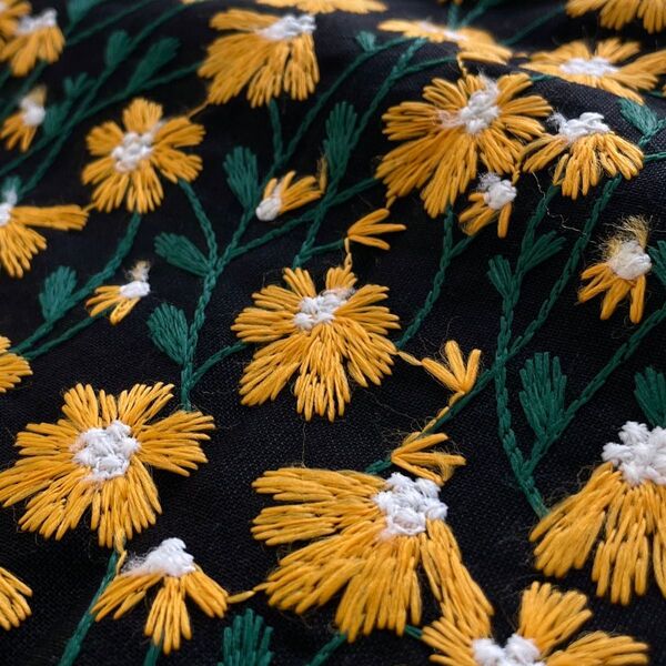 s3-ky▼138×50cm▼コットンリネン刺繍生地▼ヒナギク柄 ブラック イエロー 花柄 デイジー リバティ風 立体感