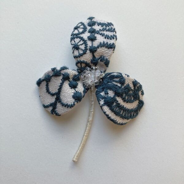 ミナペルホネンはぎれ使用 ハンドメイドブローチ フラワーコサージュ 刺繍 ブルー プレゼント
