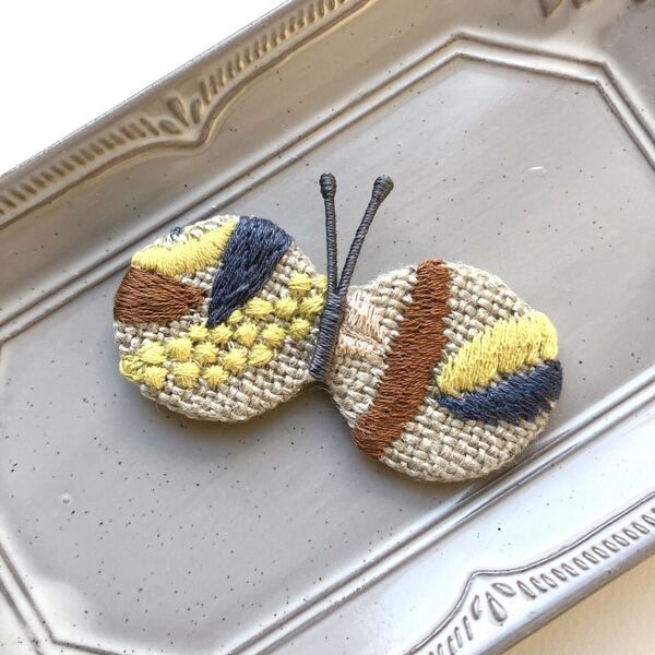 ミナペルホネンはぎれ使用 ハンドメイドブローチ ちょうちょ 刺繍 プレゼント
