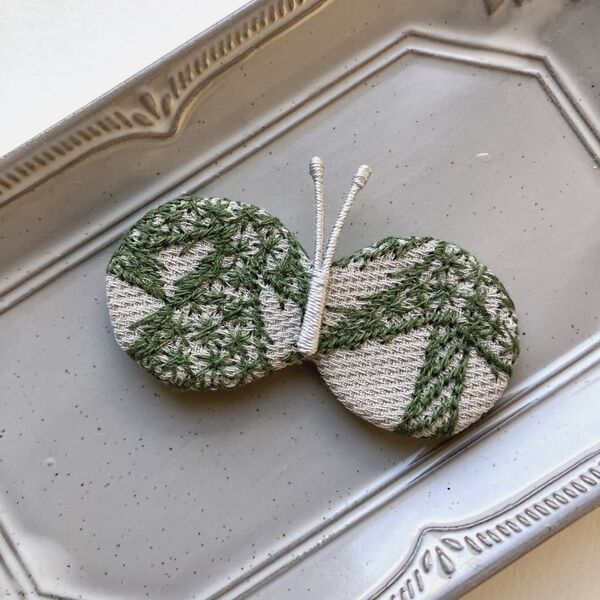 ミナペルホネンはぎれ使用 ハンドメイドちょうちょブローチ グリーン 刺繍