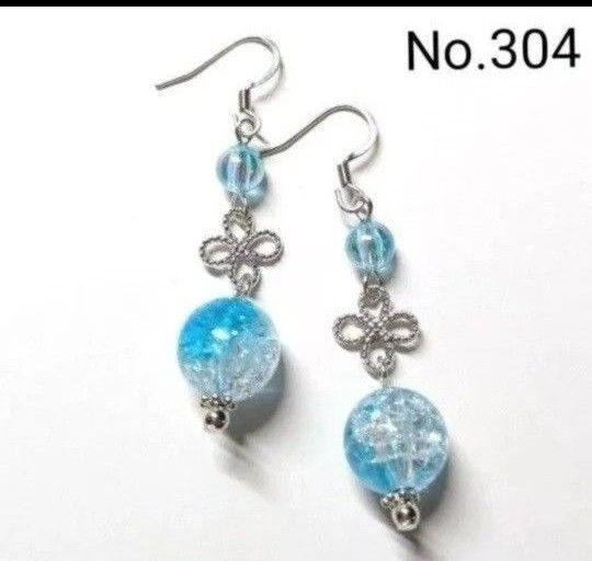 No.304 ハンドメイドピアス イヤリング 樹脂ピアス アクリルクラックビーズ 水色 シルバー アクセサリー