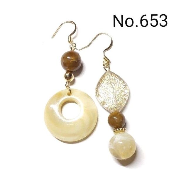 No.653 ハンドメイドピアス イヤリング 樹脂ピアス アクリルパーツ ベージュマーブル アシンメトリー アクセサリー