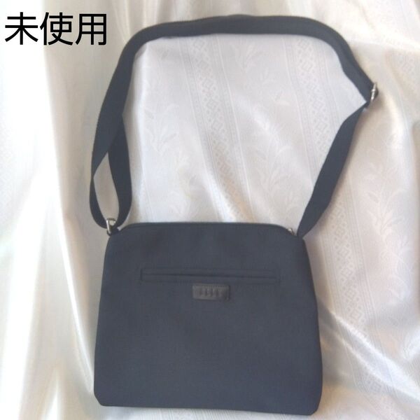 未使用 ELLE ショルダーバッグ ブラック 縦 約20cm横 約27cm底 約3cm 美品 エル 軽いバッグ 斜め掛け