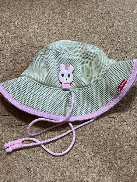 美品 ミキハウス ホットビスケッツ ベビー メッシュ 帽子 50cm あご紐付き