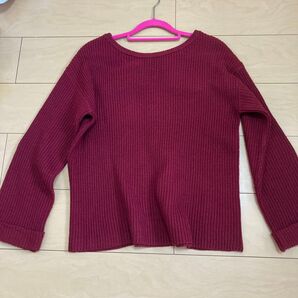 深みのある赤色がおしゃれなバックオープンニット